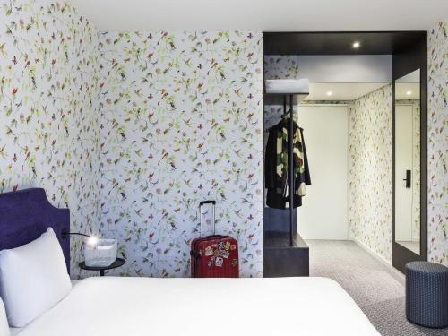 Habitación Superior con cama extragrande del hotel Ibis Styles Amsterdam Airport. Foto 1