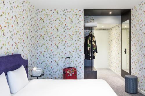 Habitación Superior con cama extragrande del hotel Ibis Styles Amsterdam Airport. Foto 9