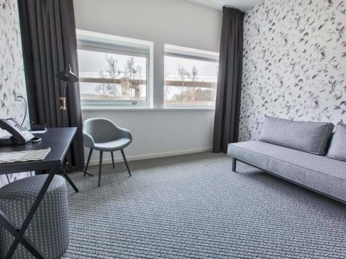Habitación Doble Superior con 2 camas individuales y sofá cama del hotel Ibis Styles Amsterdam Airport. Foto 1