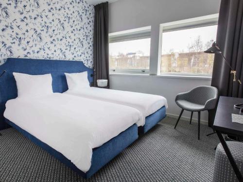 Habitación Doble Superior con 2 camas individuales y sofá cama del hotel Ibis Styles Amsterdam Airport. Foto 5
