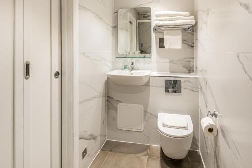 Habitación Triple Estándar del hotel The Princes Square. Foto 12