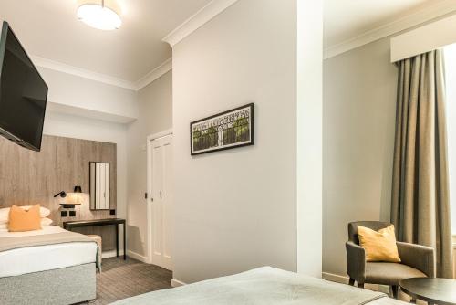 Habitación Triple Estándar del hotel The Princes Square. Foto 14