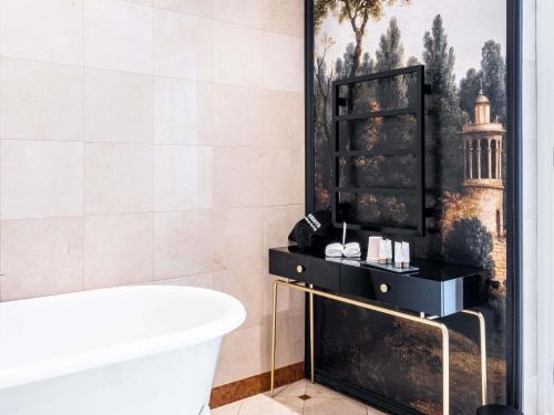 Suite Exécutive con 1 cama kingsize del hotel Aigle Noir Fontainebleau Mgallery. Foto 5
