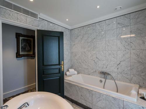 Suite Exécutive con 1 cama kingsize del hotel Aigle Noir Fontainebleau Mgallery. Foto 8