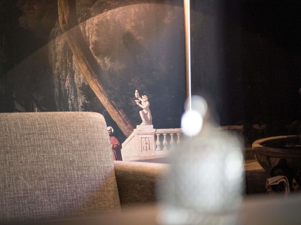 Suite Junior con 1 cama kingsize del hotel Aigle Noir Fontainebleau Mgallery. Foto 5