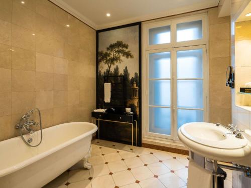 Suite Exécutive con 1 cama kingsize del hotel Aigle Noir Fontainebleau Mgallery. Foto 4