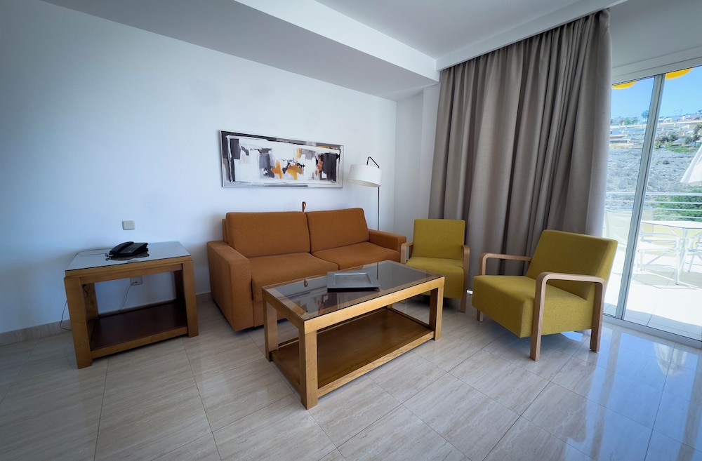 Apartamento, 2 habitaciones, bañera de hidromasaje del hotel Holiday Club Sol Amadores. Foto 3