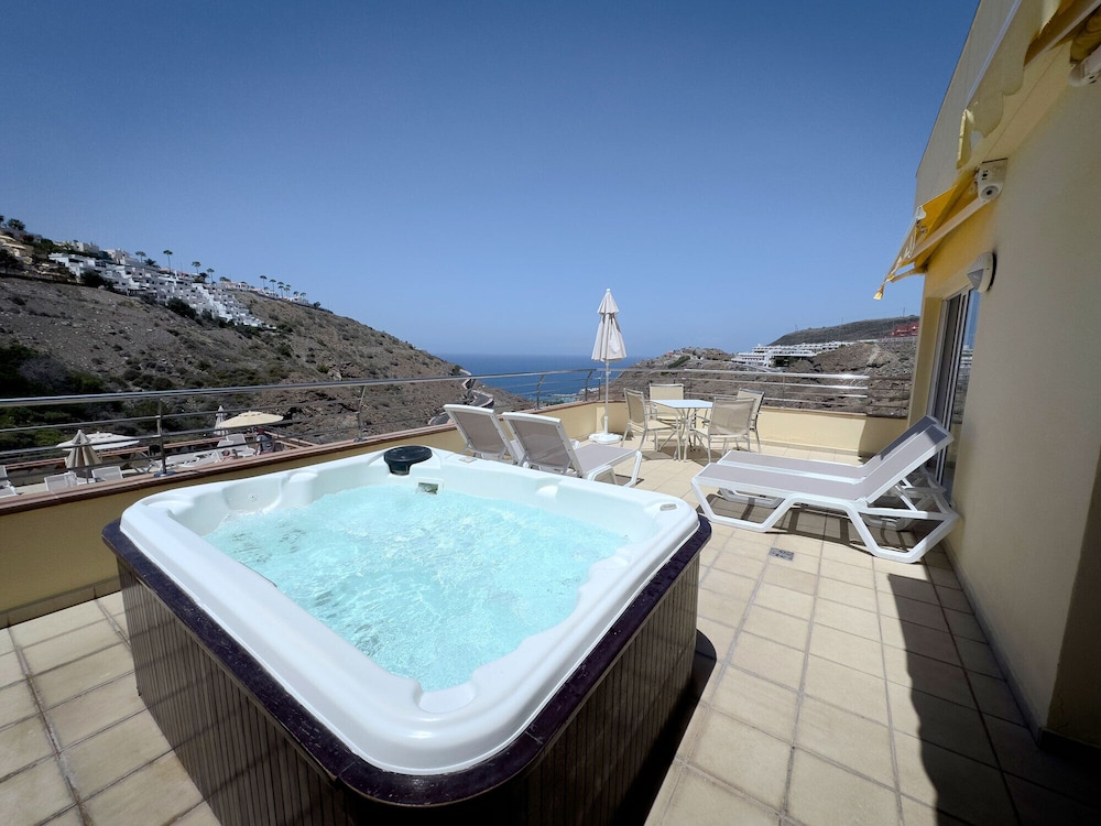 Apartamento, 2 habitaciones, bañera de hidromasaje del hotel Holiday Club Sol Amadores. Foto 4