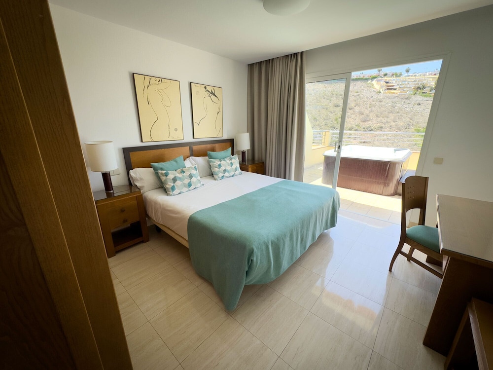 Apartamento, 2 habitaciones, piscina privada del hotel Holiday Club Sol Amadores. Foto 1