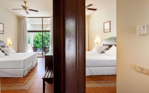 Habitación Familiar con baño privado del hotel Occidental Jandía Mar