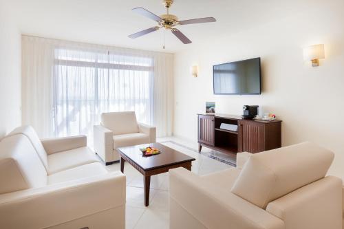 Suite Deluxe con vistas al mar del hotel Occidental Jandía Mar. Foto 1