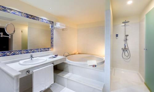 Suite Deluxe con vistas al mar del hotel Occidental Jandía Mar. Foto 3