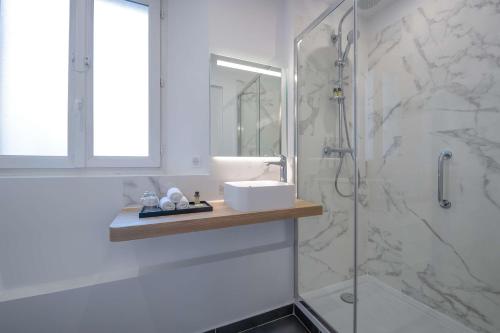 Suite Junior del hotel Camille Paris Gare de Lyon, Tapestry Collection by Hilton. Foto 9
