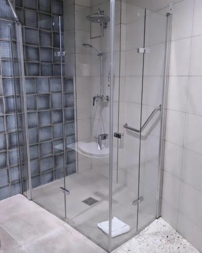 Habitación adaptada para personas con movilidad reducida - Cama grande del hotel De L'Espérance. Foto 1