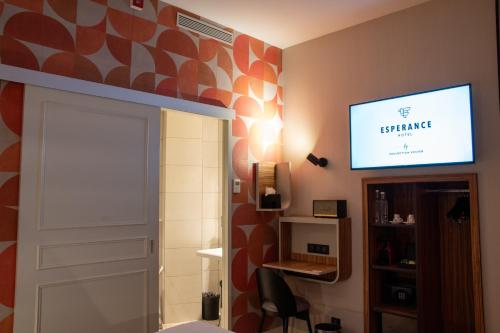 Habitación adaptada para personas con movilidad reducida - Cama grande del hotel De L'Espérance. Foto 6