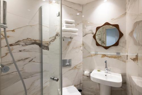 Habitación Doble Estándar del hotel Michelet Odéon. Foto 2