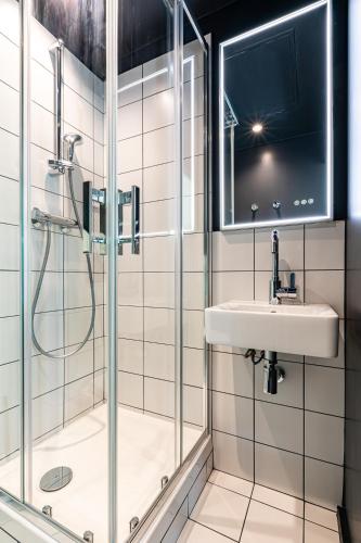 Habitación Doble con baño privado del hotel Graphik Montparnasse. Foto 4