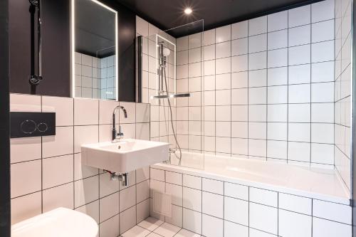 Habitación Triple del hotel Graphik Montparnasse. Foto 3