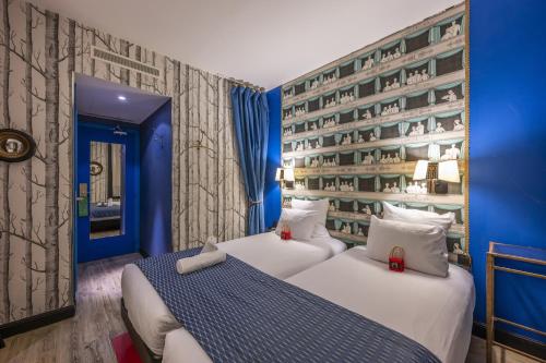 Chambre grand lit ou lits jumeaux del hotel Sacha. Foto 2