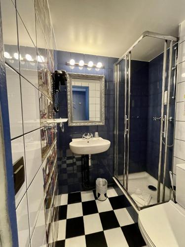Chambre grand lit ou lits jumeaux del hotel Sacha. Foto 4
