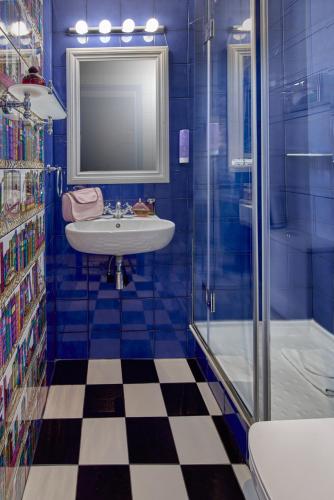Chambre grand lit ou lits jumeaux del hotel Sacha. Foto 5