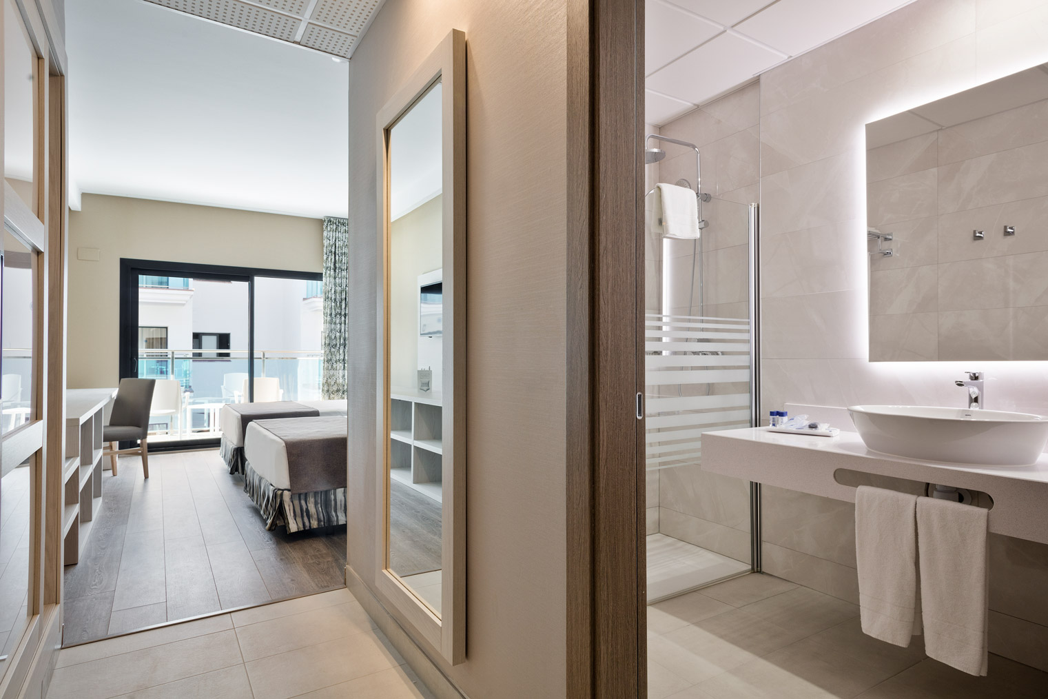 Habitación doble Superior Acceso Piscina del hotel Best Costa Ballena. Foto 6