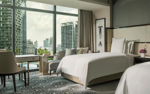 Habitación Doble con vistas al jardín y a la piscina del hotel Four Seasons Kuala Lumpur. Foto 1