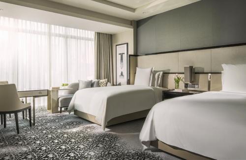 Habitación Doble con vistas al jardín y a la piscina del hotel Four Seasons Kuala Lumpur. Foto 2