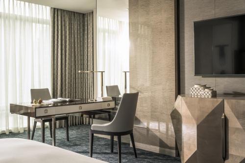 Habitación Club con cama extragrande y vistas al parque del hotel Four Seasons Kuala Lumpur. Foto 3