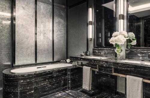 Suite Embajador con 1 cama extragrande del hotel Four Seasons Kuala Lumpur