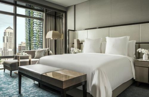 Suite Embajador con 1 cama extragrande del hotel Four Seasons Kuala Lumpur. Foto 1