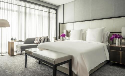 Suite Presidencial con cama extragrande del hotel Four Seasons Kuala Lumpur. Foto 1
