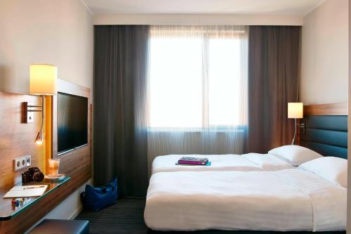 Habitación Doble Moxy Sleeper - 2 camas del hotel Moxy London Stratford. Foto 1