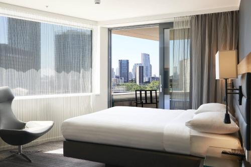 Habitación Moxyfied Primo Sleeper con balcón - Cama grande del hotel Moxy London Stratford. Foto 1