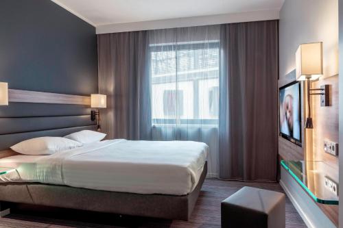 Habitación Moxy Sleeper con 1 cama grande del hotel Moxy London Stratford