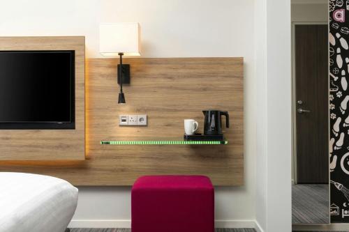Habitación Moxy Sleeper con 1 cama grande del hotel Moxy London Stratford. Foto 1