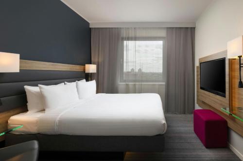 Habitación Moxy Sleeper con 1 cama grande del hotel Moxy London Stratford. Foto 2