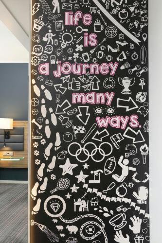 Habitación Moxy Sleeper con 1 cama grande del hotel Moxy London Stratford. Foto 7