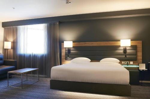 Habitación Familiar Moxyfied más grande del hotel Moxy London Stratford. Foto 1