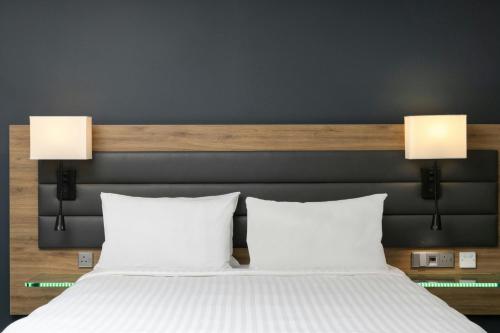 Habitación Familiar Moxyfied más grande del hotel Moxy London Stratford. Foto 3