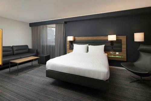 Habitación Familiar Moxyfied más grande del hotel Moxy London Stratford. Foto 4