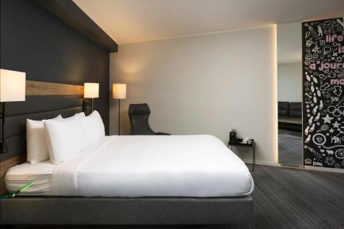 Habitación Familiar Moxyfied más grande del hotel Moxy London Stratford. Foto 5