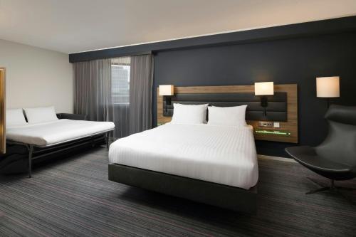 Habitación Familiar Moxyfied más grande del hotel Moxy London Stratford. Foto 6