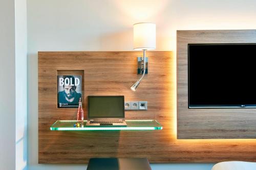Habitación Familiar Moxyfied más grande del hotel Moxy London Stratford. Foto 7