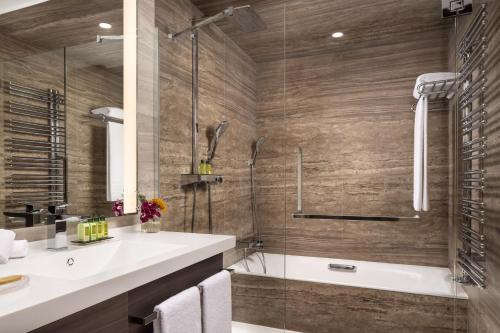 Habitación Triple Deluxe del hotel Vp Plaza España Design. Foto 1