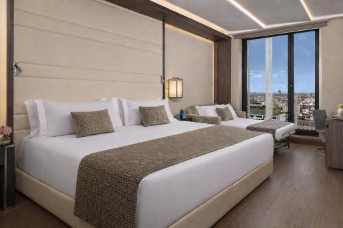 Habitación Triple Premium del hotel Vp Plaza España Design. Foto 3