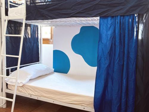 Cama en habitación compartida mixta de 6 camas del hotel Rio. Foto 1