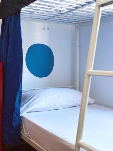 Cama en habitación compartida mixta de 6 camas del hotel Rio. Foto 5