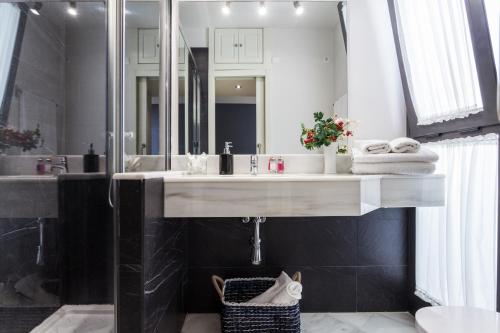 Apartamento Ático con terraza privada del hotel Sevilla Home Center. Foto 5