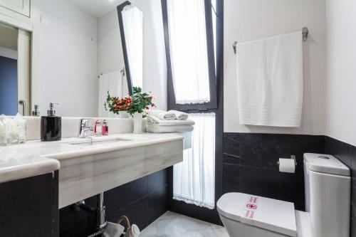 Apartamento Ático con terraza privada del hotel Sevilla Home Center. Foto 6